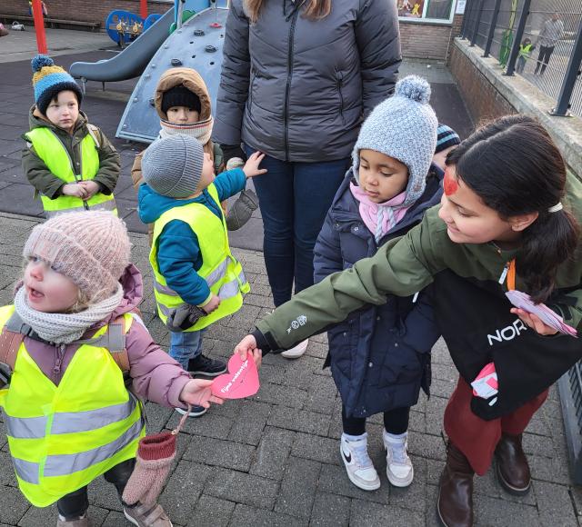 Het kinderparlement deelt leuke boodschappen uit.