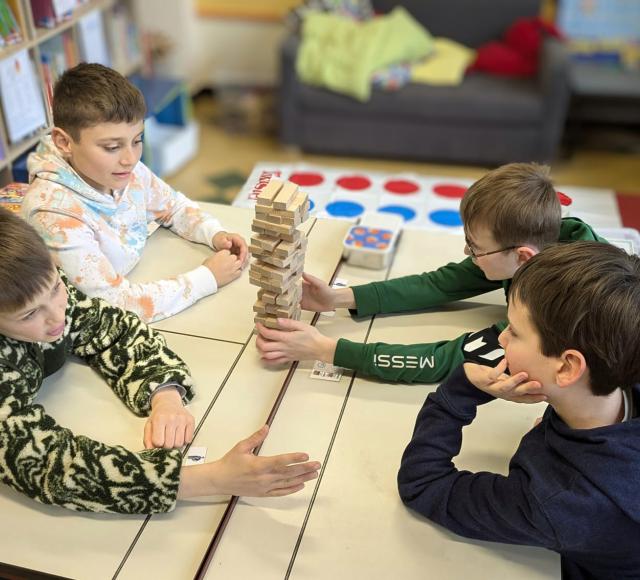 Samen spelen in de lagere school.